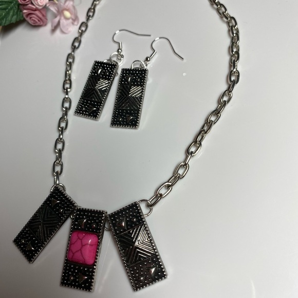 Pink faux turquoise pendant necklace and earrings set - Picture 2 of 3